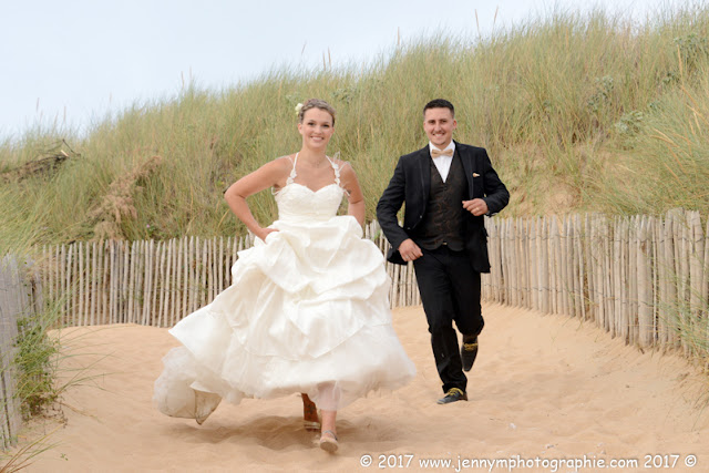 photo mariés qui courrent sur la plage