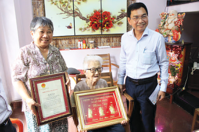 Đồng chí Nguyễn Văn Cảnh thăm, mừng thọ cụ Lê Thị Công,  Phường 21. (Ảnh: Hải Đường)