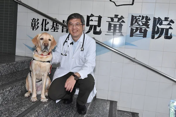 ▲王士忠部長表示，希望藉由宣導活動讓更多人瞭解導盲犬、醫療輔助犬，並給予更多的支持與鼓勵。（彰基醫院提供）
