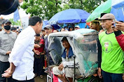 Presiden Cek Harga Sejumlah Bahan Pokok di Pasar Tramo