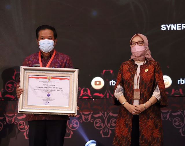   Bupati Sedana Arta Terima Penghargaan SAKIP & RB AWARD 2021