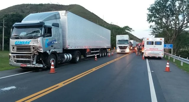 Carreta é atingida por caminhonete desgovernada após capô abrir/Foto: PRF