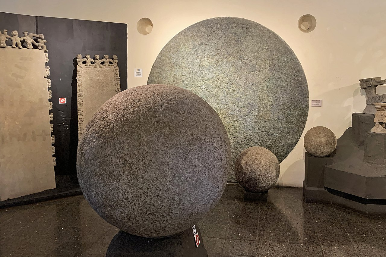 Algunas esferas de piedra en una exposición del Museo Nacional de Costa Rica.