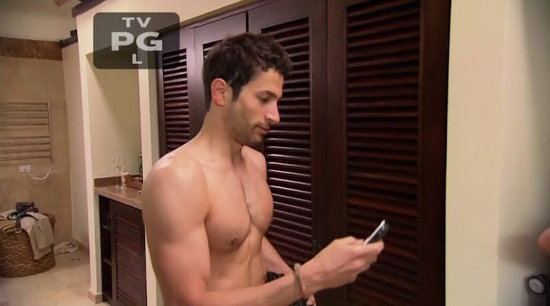 Mike Spiro shirtless in Love in the Wild s1e01