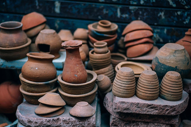 vasos e tigelas de cerâmica simbolizando o dia do ceramista