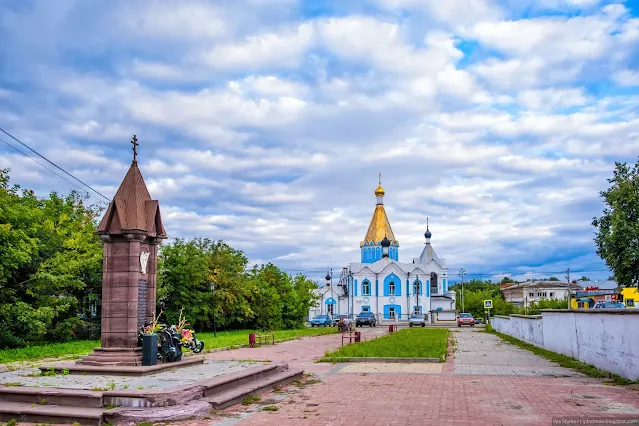 Пустое пространство с лавочками у часовни