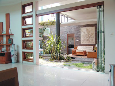 http://ruangrumahkita.blogspot.com/2013/08/20-desain-taman-mungil-dalam-rumah.html