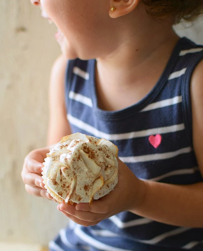 Presentación individual del Bienmesabe de coco de la cocina tradicional venezolana. Hecho con bizcocho, crema de coco y merengue.