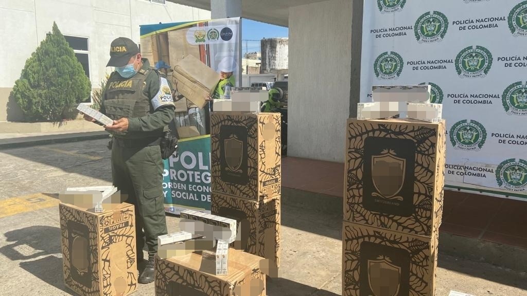 https://www.notasrosas.com/Polfa incauta 21 mil cajetillas de cigarrillos en La Guajira