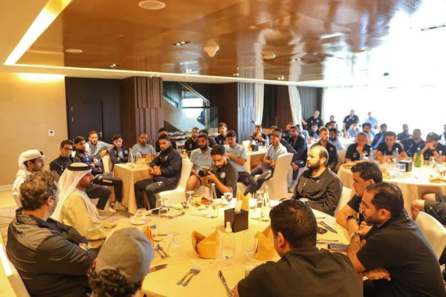 سالم الشامسي مالك نادي بيراميدز يجتمع بالفريق في فندق الإقامة قبل كأس السوبر المصري