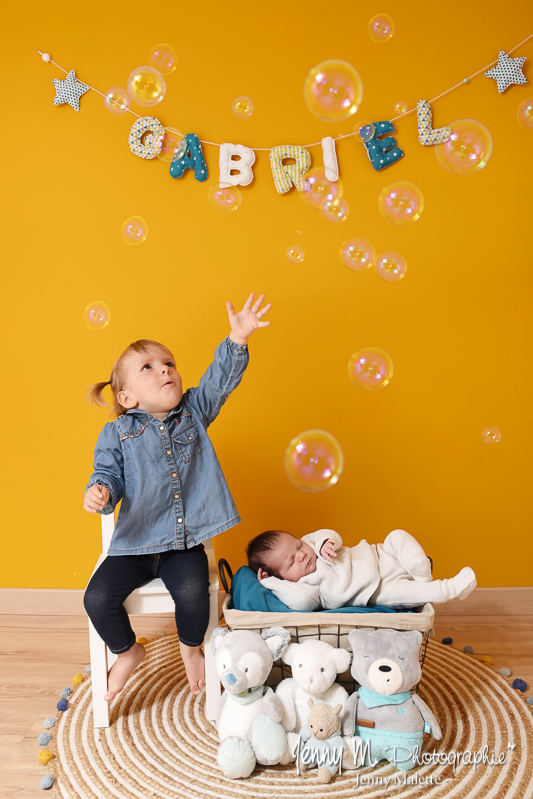 photo bébé et grande soeur avec bulles de savon