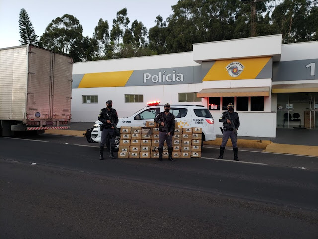 Polícia Rodoviária localiza maconha escondida sob carga de canos de PVC e prende homem em flagrante