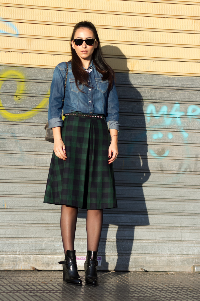 Outfit estilo rock con Bloguera de moda valenciana con camisa vaquera de Meltin' Pot, falda estampado cuadros midi y botines de hebillas