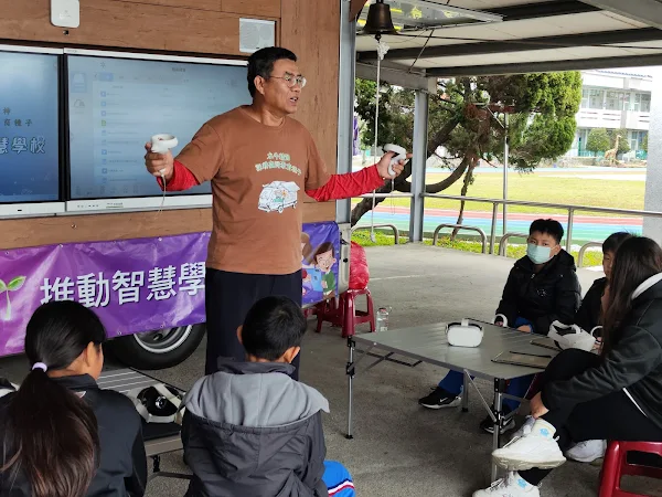 ▲行動智慧車發起人楊昌珣老師希望透過行動智慧車的巡迴教學，讓更多學校與老師看見創新教學的可能性。（記者林明佑翻攝）