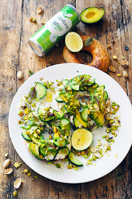 Bagel au fromage de chèvre à l'avocat au concombre et quelques autres petites choses...