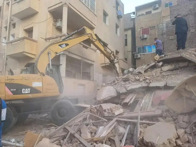 سيدة تستغيث من تحت الأنقاض