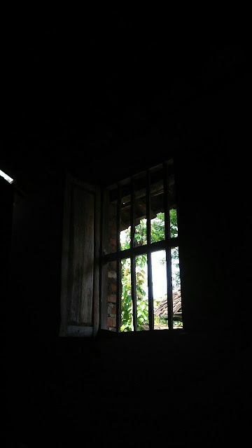 Dibalik Jendela Rumah Eyang Sutanto