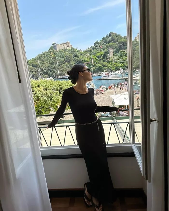 Hande Erçel is one of the celebrities who receive the most likes on social media with her styles. We've taken a closer look at Hande Erçel's styles, which she sometimes shares for daily wear and sometimes for special moments. Here are the most liked Hande Erçel styles on social media...