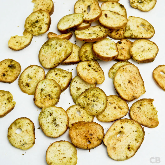 Krokante bagel chips met knoflook en basilicum