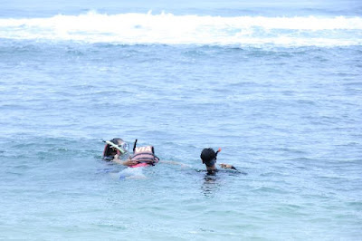 Snorkeling di pantai sadranan