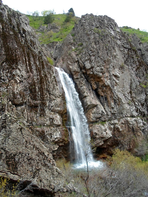 Весенний поход к водопадам в Гусгарфе, ущелье Варзоб, горы Таджикистана