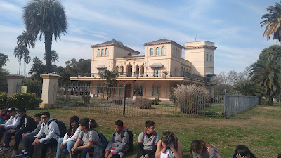 Foto 1: alumnos sentados frente a la casona del Parque.