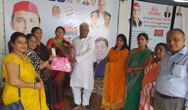  सपा कार्यालय पर श्रीमती संजू शर्मा का जन्मदिन समारोह आयोजित
