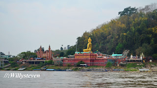  ialah nama sebuah pulau kecil yang terletak di tengah sungai Mekhong di area Golden Tria I'm in Laos!!! Donsao Island