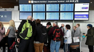 des passagers à l’aéroport de Paris-Charles de Gaulle