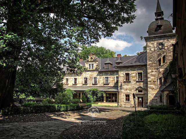 Zamek Kliczków - na dziedzińcu