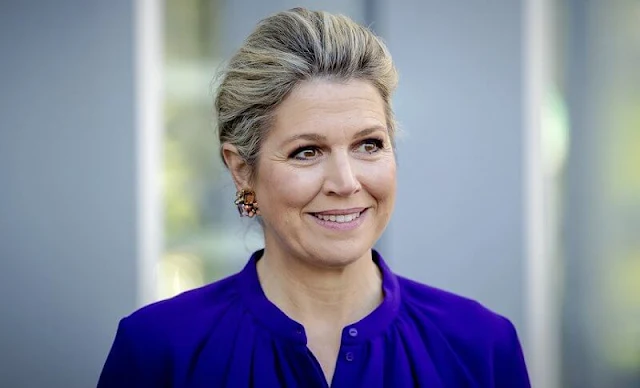 The 11th edition of Money Week. Queen Maxima wore a royal blue collarless long sleeve silk blouse, and mini royal blue skirt