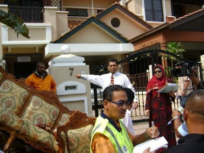 Gossip artis malaysia: Amelina kosongkan rumah sewa 