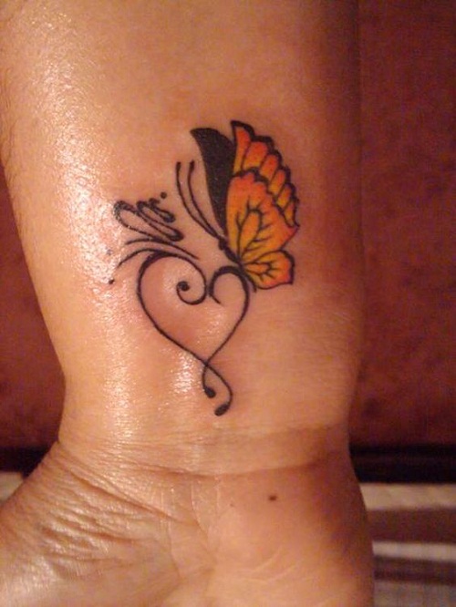 Borboleta laranja com Coração de Tatuagem