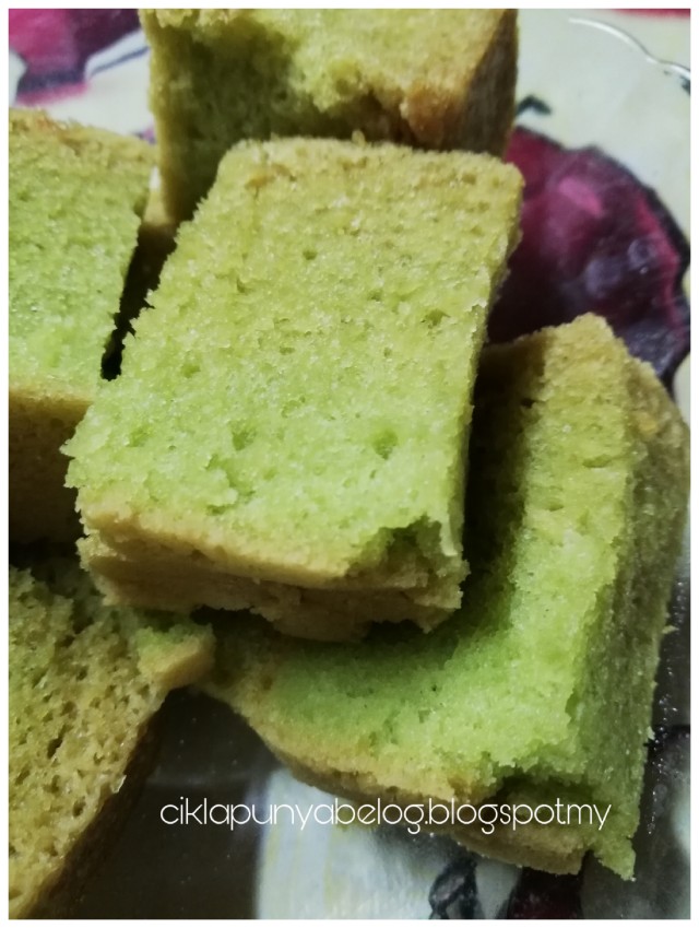 Kek pandan lembut dan gebu. InshaAllah, sedap punya!