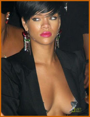 Rihanna Nipple slip