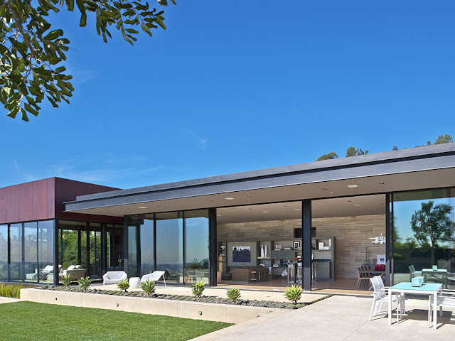 Photo of modern luxury house in Hollywood as seen from the terrace in the backyard by the pool