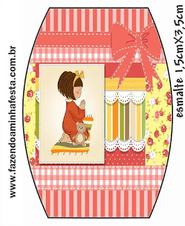 Girl Praying: First Communion Free Printable Candy Bar Labels. 