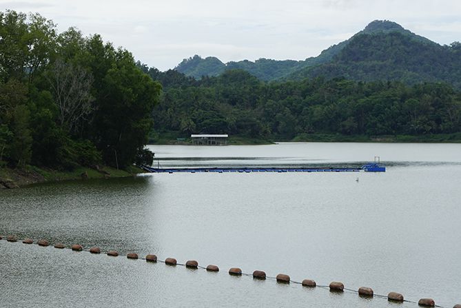 Barisan pelampung yang terbentang di waduk Sermo