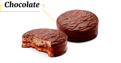 foto de dois alfajores de chocolate   