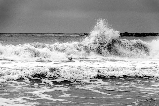 El mar agitado en blanca espuma