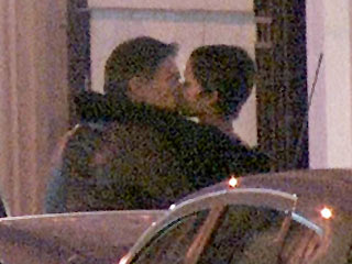 Halle Berry and Olivier Martinez caught to kiss each other pictures