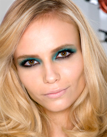 Eye Makeup Tips to Brighten Blue Eyes 1. Blue eyes look best when accented