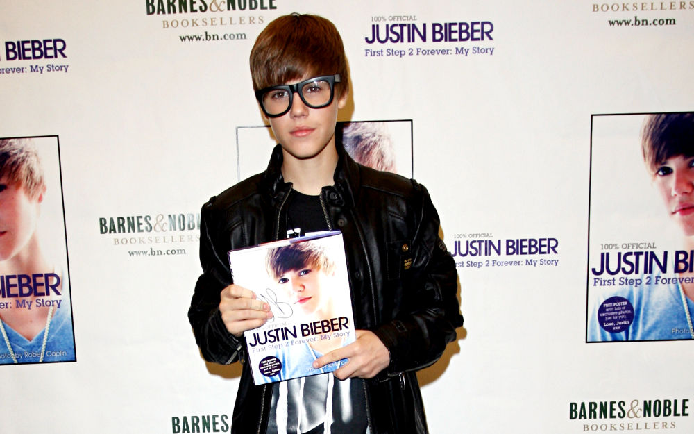 Justin Bieber Book Pictures. dresses justin bieber book signing in justin bieber book pictures. justin