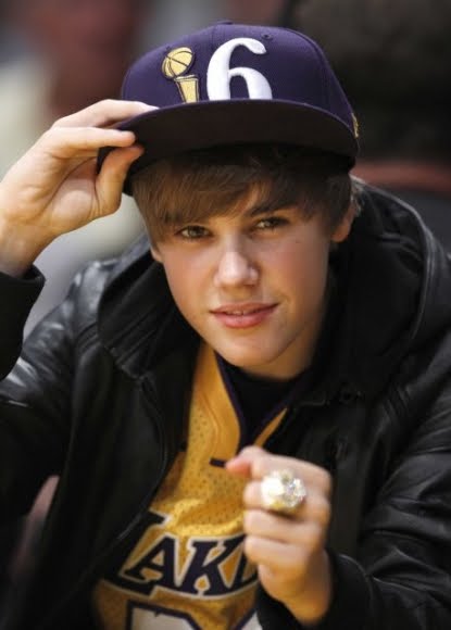 justin bieber lakers. Justin Bieber no jogo do Los