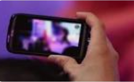 आजमगढ़: मोबाइल पर पत्नी का भेजा अश्लील वीडियो... और फिर!