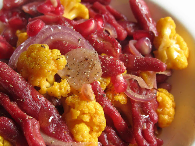 pasta fatta in casa rossa (barbabietola), cavolo cipolla e aglio