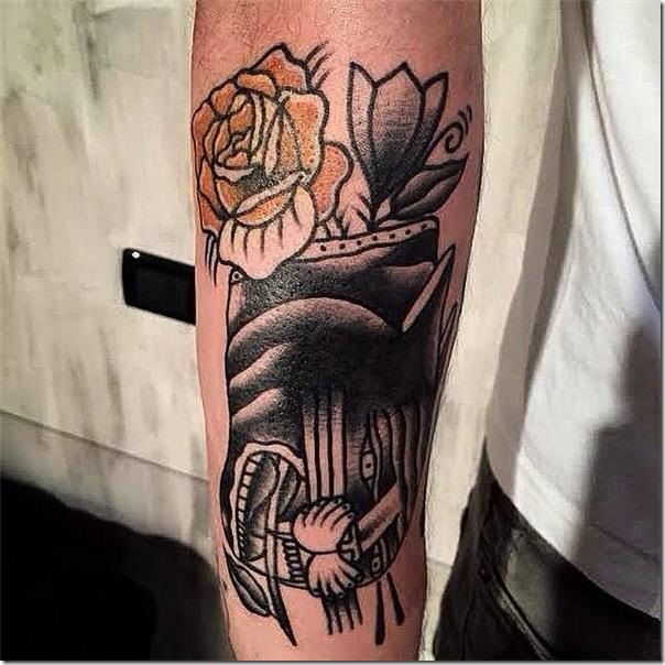 toda-negra-con-una-hermosa-rosa-roja-en-el-brazo toda-negra-con-una-hermosa-rosa-roja-en-el-brazo