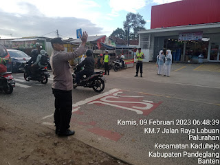 Antisipasi Kepadatan Arus Lalin, Polsek Banjar Polres Pandeglang Tempatkan Personil di Sejumlah Titik. 