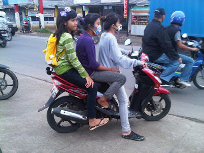 15 Aksi Cabe-Cabean Bonceng Tiga Di Motor Ini Bikin Greget Banget!