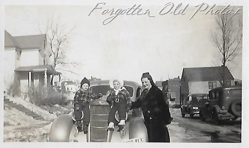 Group on car Pequot Lakes ant 1935 or 34 Ford